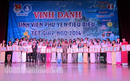 Lãnh đạo tỉnh Phú Yên trao Bằng khen cho sinh viên Phú Yên tiêu biểu